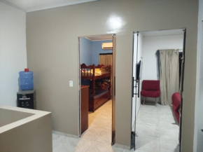 Casa com 2 quartos, ar e carro a disposição